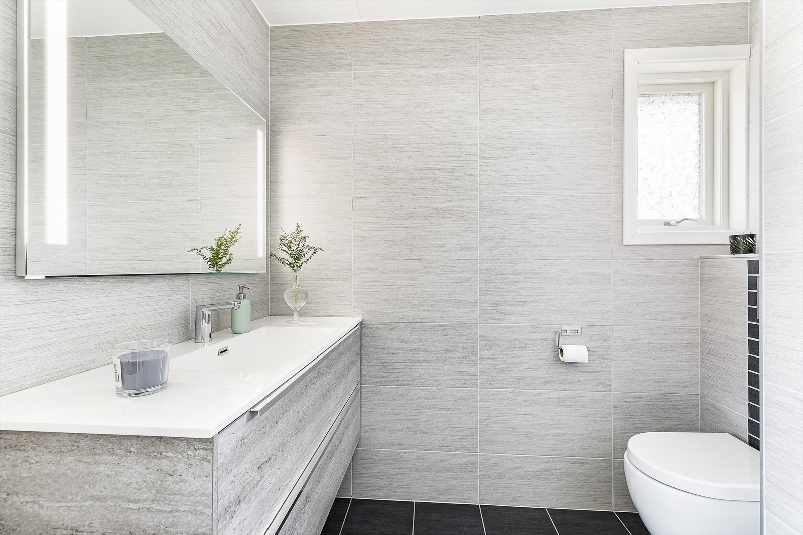 Boligens to bad ble begge renovert i 2018 og er utstyrt med berøringsfrie blandebatterier. Galleribilde