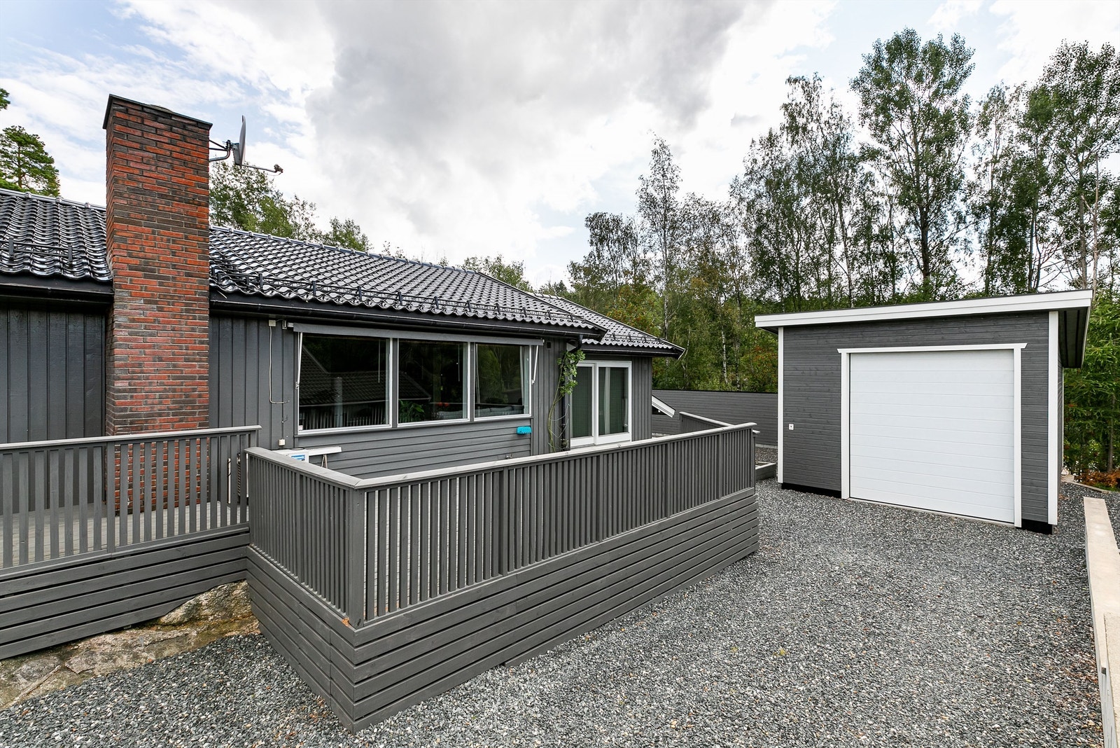 Den isolerte garasjens leddport er av forhøyet modell. Galleribilde