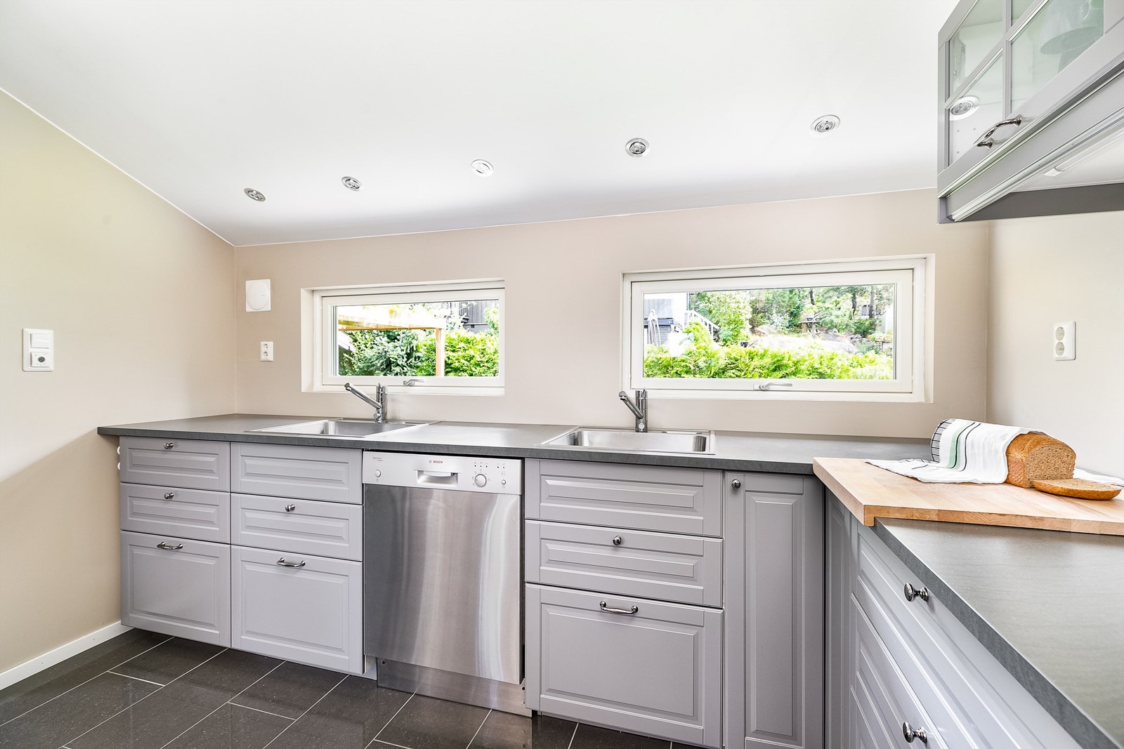 Oppvaskmaskin og kombiskap er fra BOSCH og medfølger kjøkkenet. Galleribilde