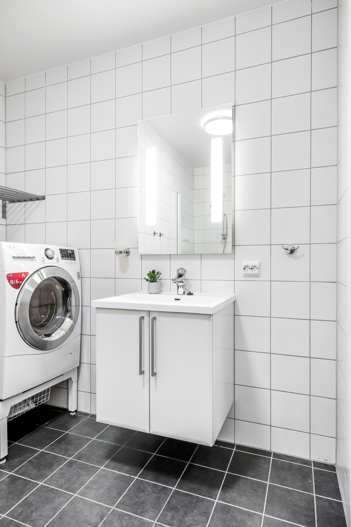 Flott bad med fliser på gulv og vegger Galleribilde