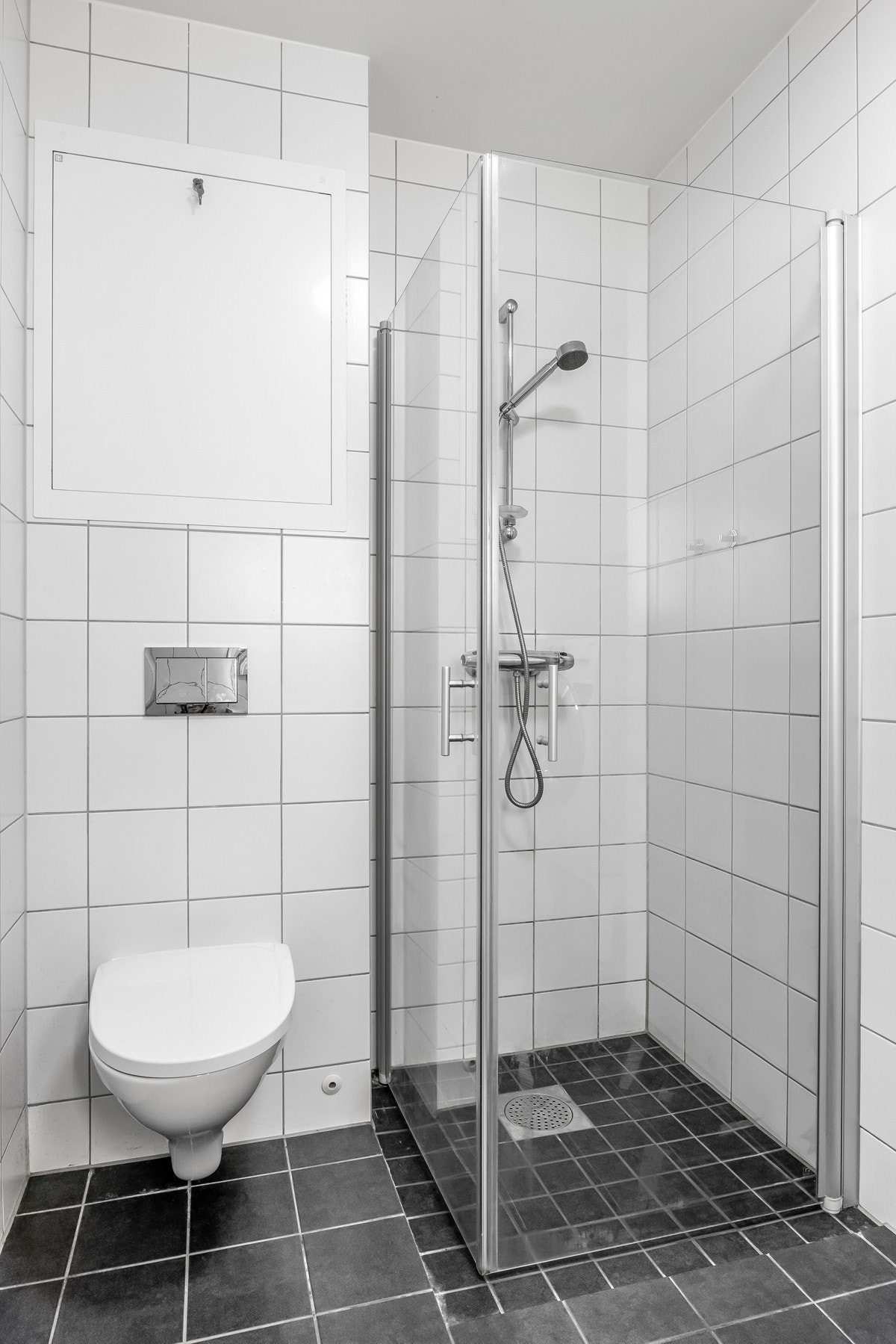 Flott bad med fliser på gulv og vegger Galleribilde