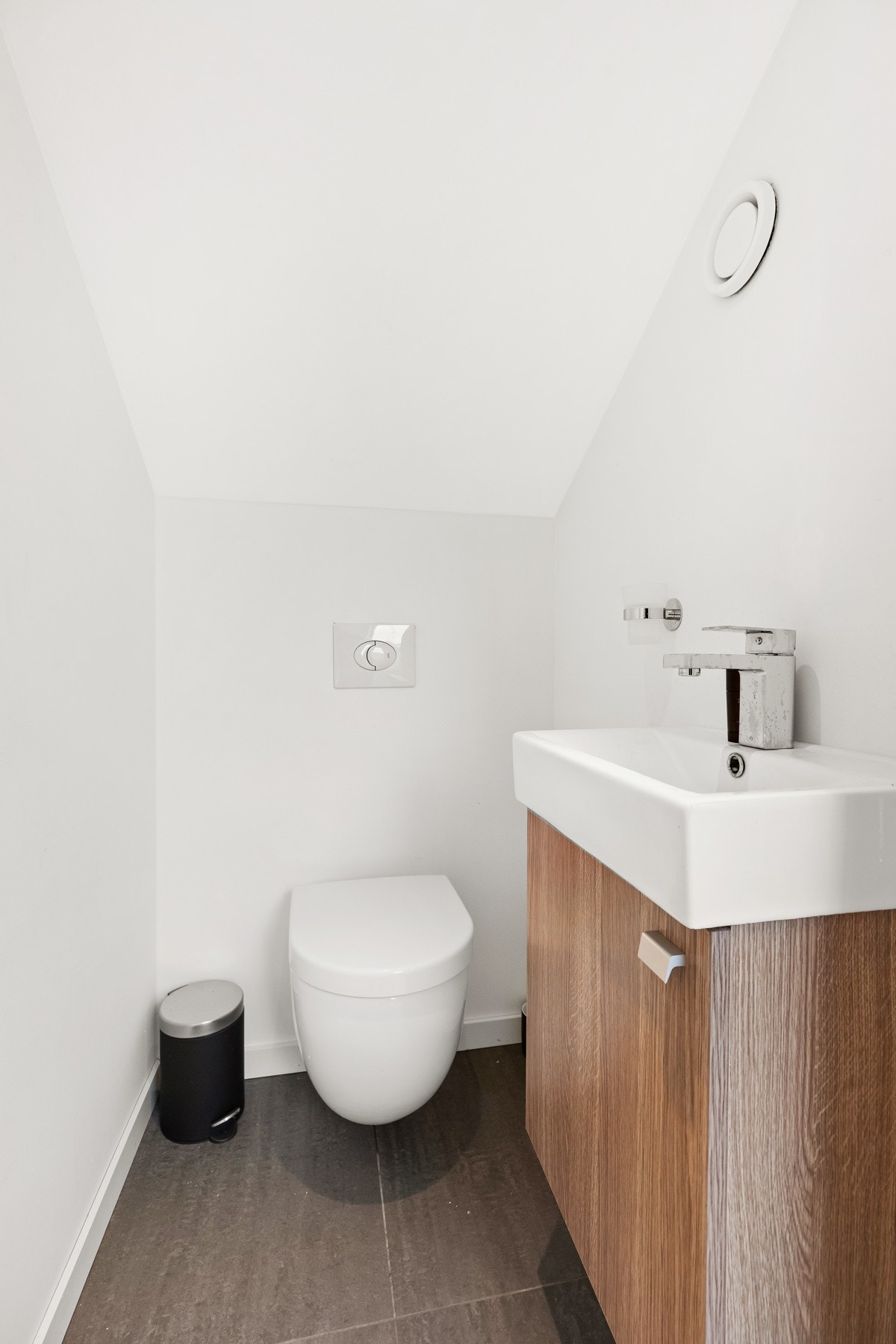 Separat wc-rom i loftetasje med flislagt gulv og malte veggoverflater. Galleribilde