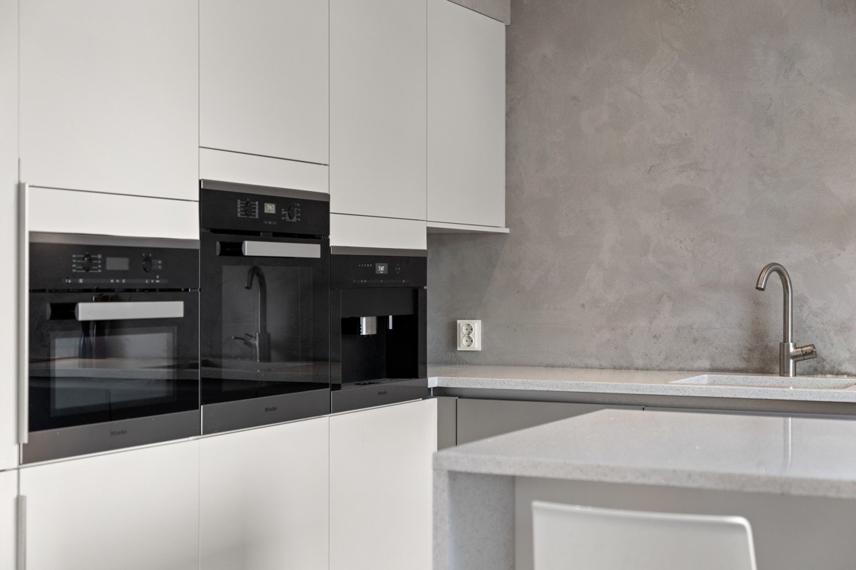 Kjøkkenet har integrerte hvitevarer fra Miele. Galleribilde