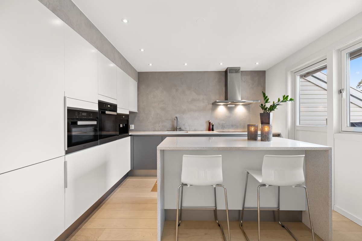 Stort, lekkert og velutstyrt kjøkken fra 2016 i åpen løsning mot stue. Galleribilde