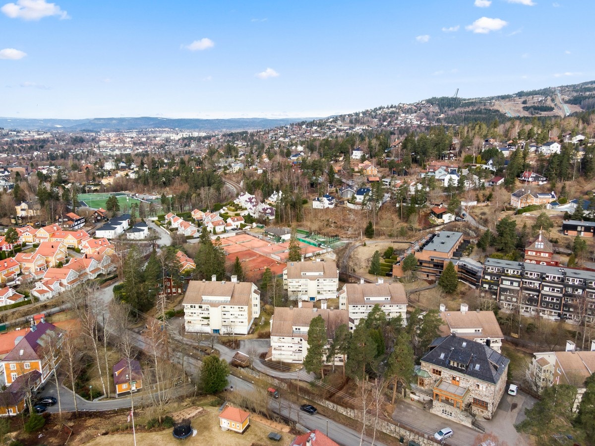 Tilbaketrukket og solrik gate nær marka med muligheter for utallige turopplevelser. Galleribilde