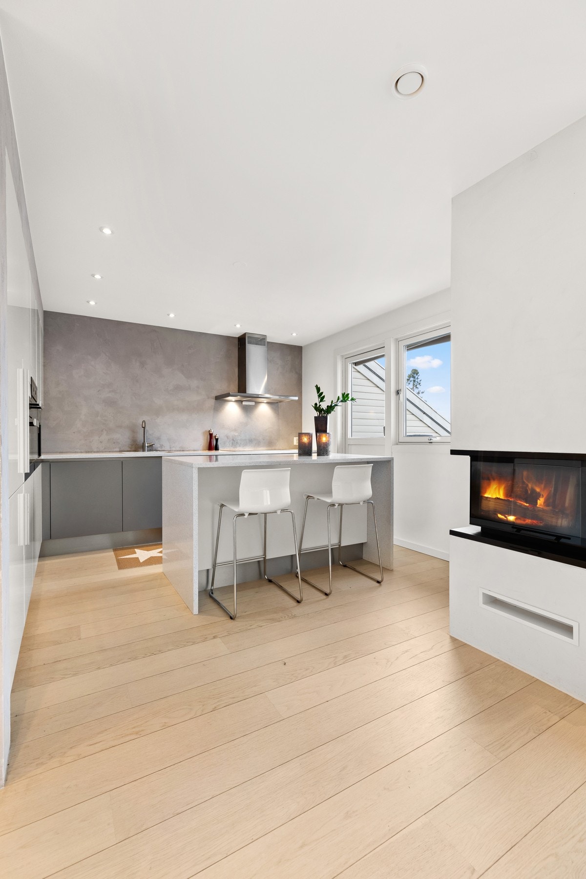 Store oppholdsrom med mye lys, tiltalende standard og peis. Galleribilde