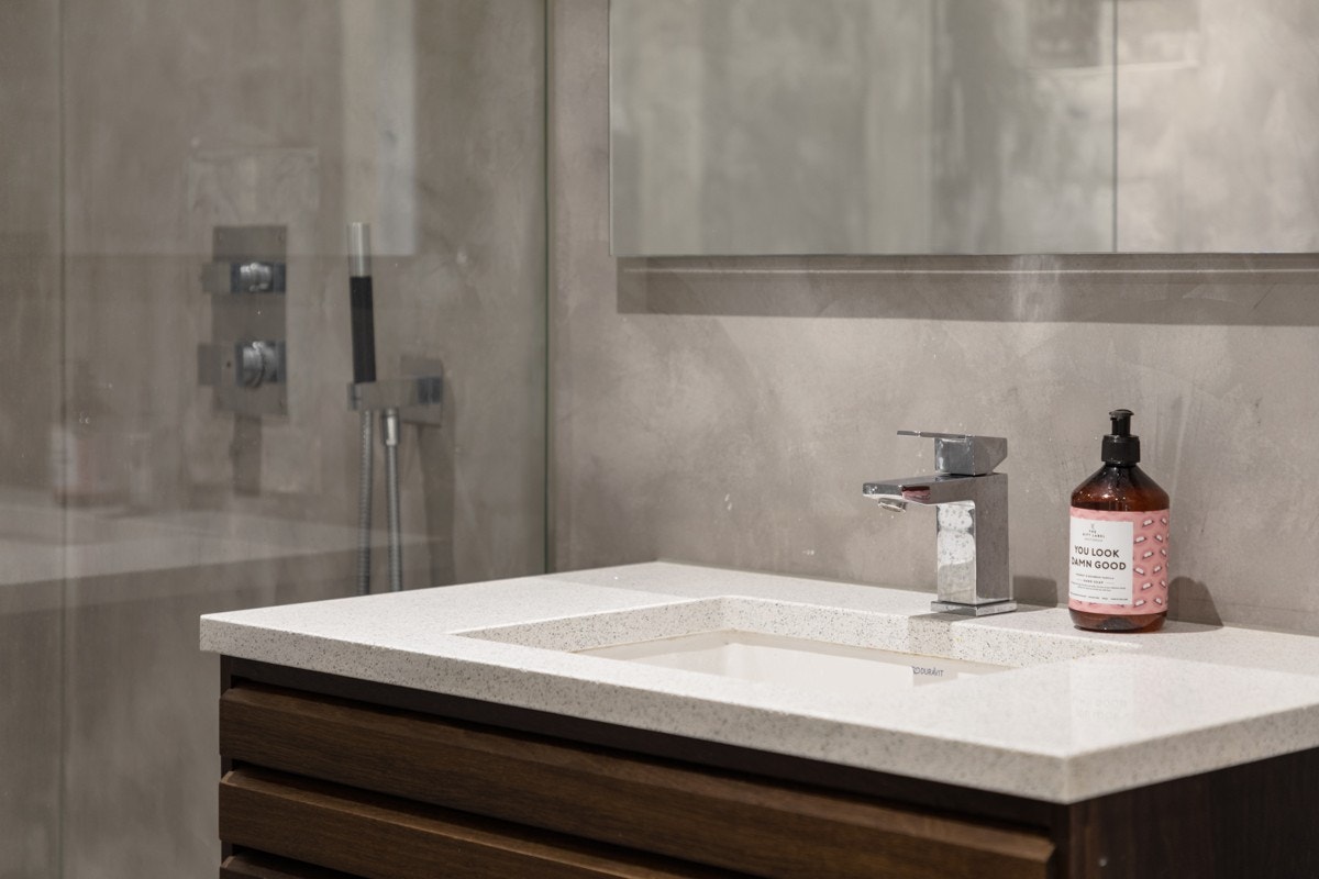 Badet har et lekkert og gjennomført interiør som innbyr til velvære. Galleribilde