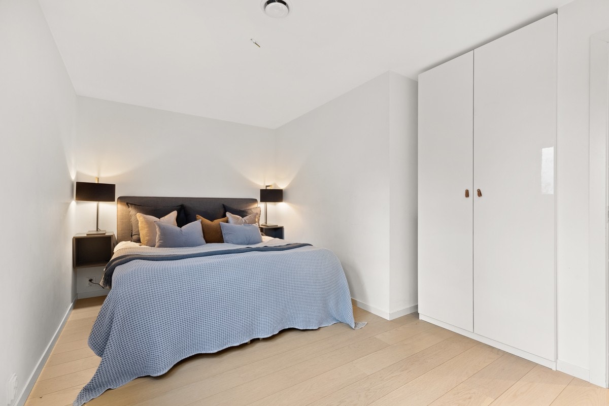 Hovedsoverommet er innredet med garderobeskap. Galleribilde