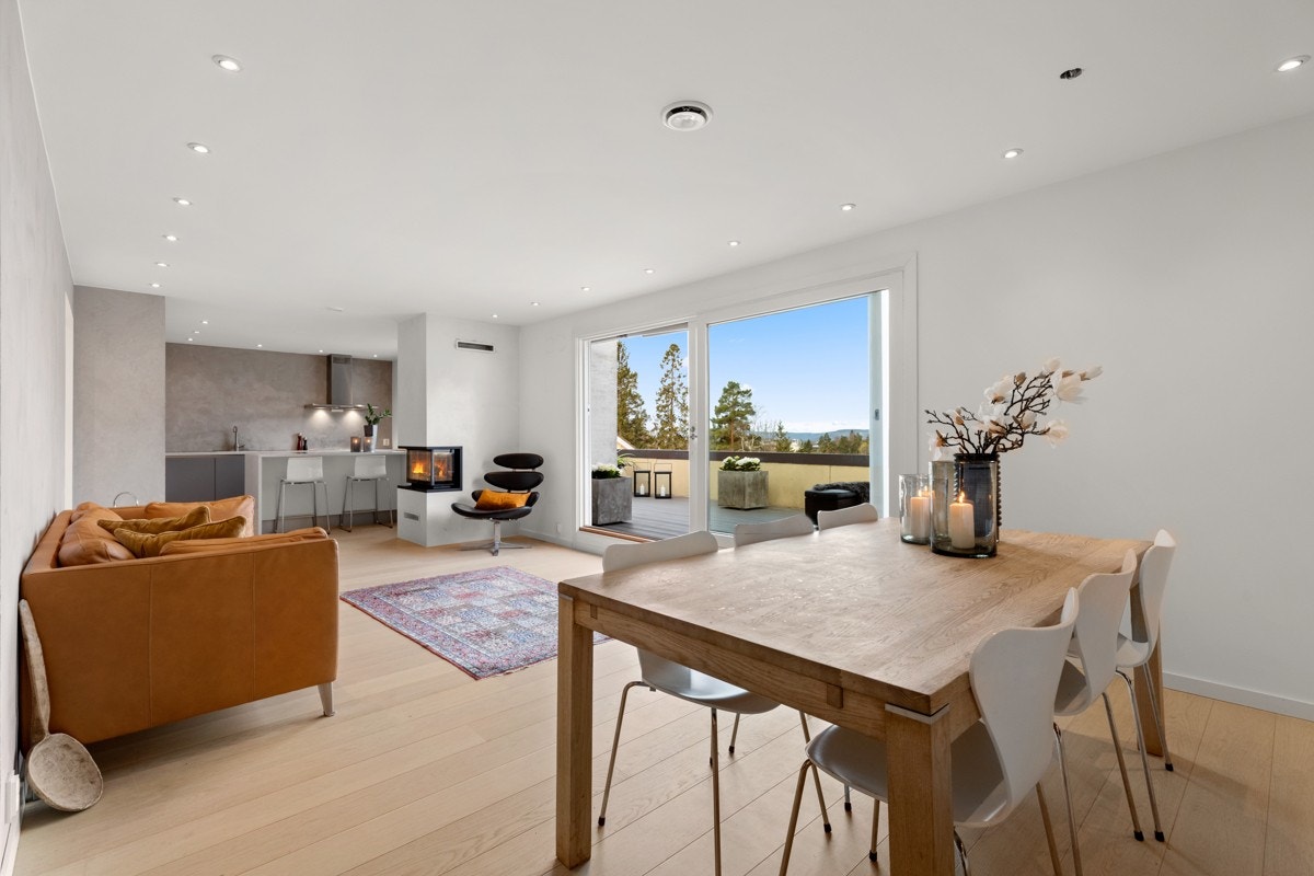 Leiligheten ble pusset opp i 2016 og bærer preg av moderne løsninger og gode materialvalg. Galleribilde