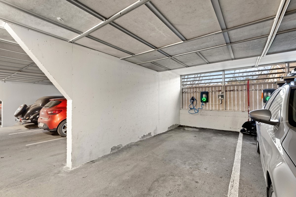 Garasjeplass i felles garasjeanlegg med elbillader. Galleribilde