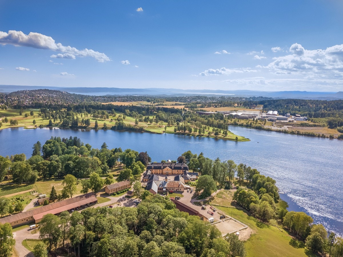 Det er kun ca. 10 minutter med bil til Bogstadvannet og Bogstad gård med kafé, kunstutstillinger og gårdsopplevelser. Galleribilde
