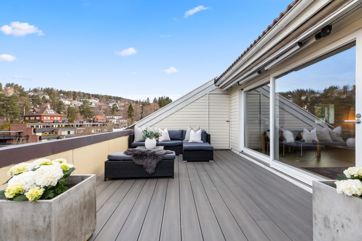 Lekker toppleilighet over to plan med stor terrasse i et solrikt og idyllisk sameie på Gråkammen. Galleribilde