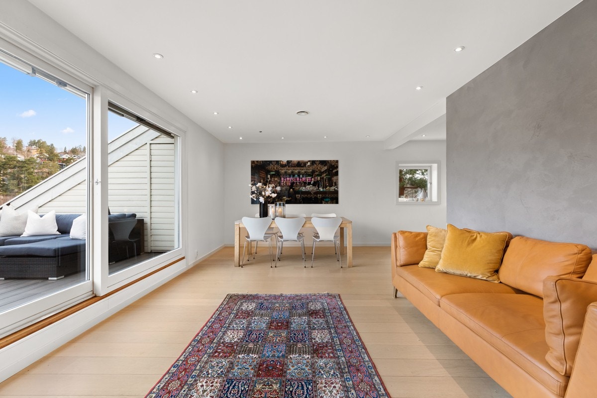 Stor og åpen stue med meget gode lysforhold og fin romfølelse. Galleribilde