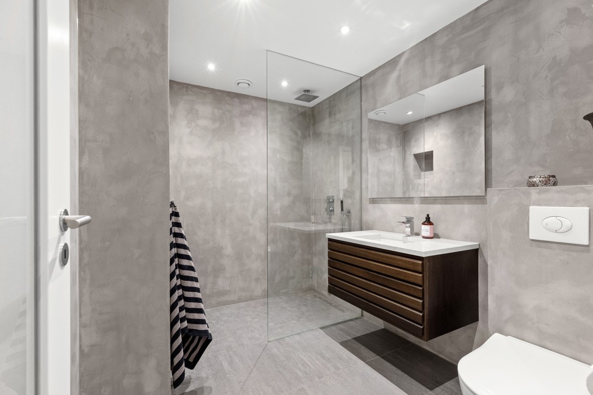 Delikat og påkostet bad fra 2016 med flislagt gulv og veggoverflater av microsement. Galleribilde