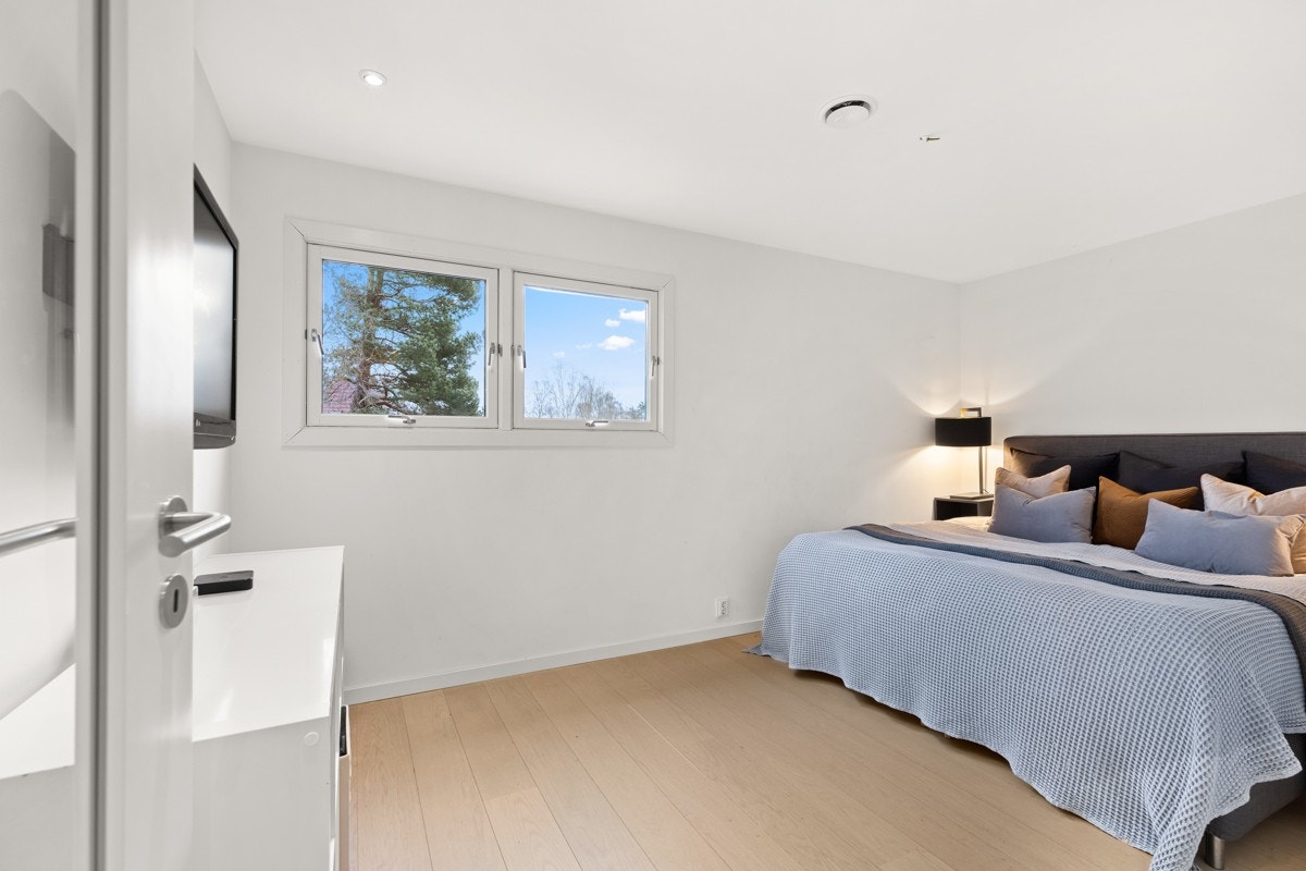 Stort og svalt hovedsoverom med gode møbleringsmuligheter og fine lysforhold. Galleribilde