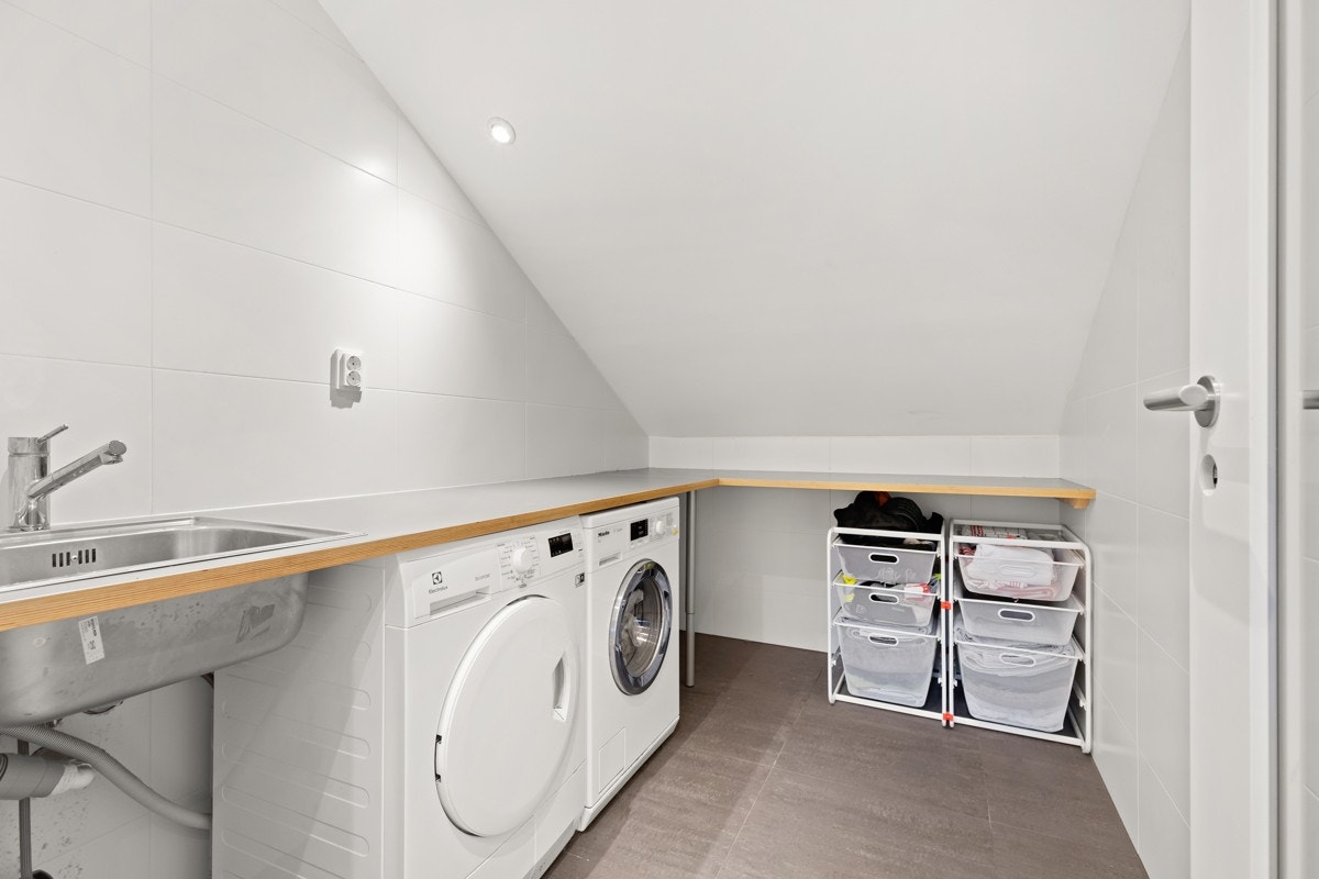 Praktisk, helfliset vaskerom i hovedetasje. Galleribilde