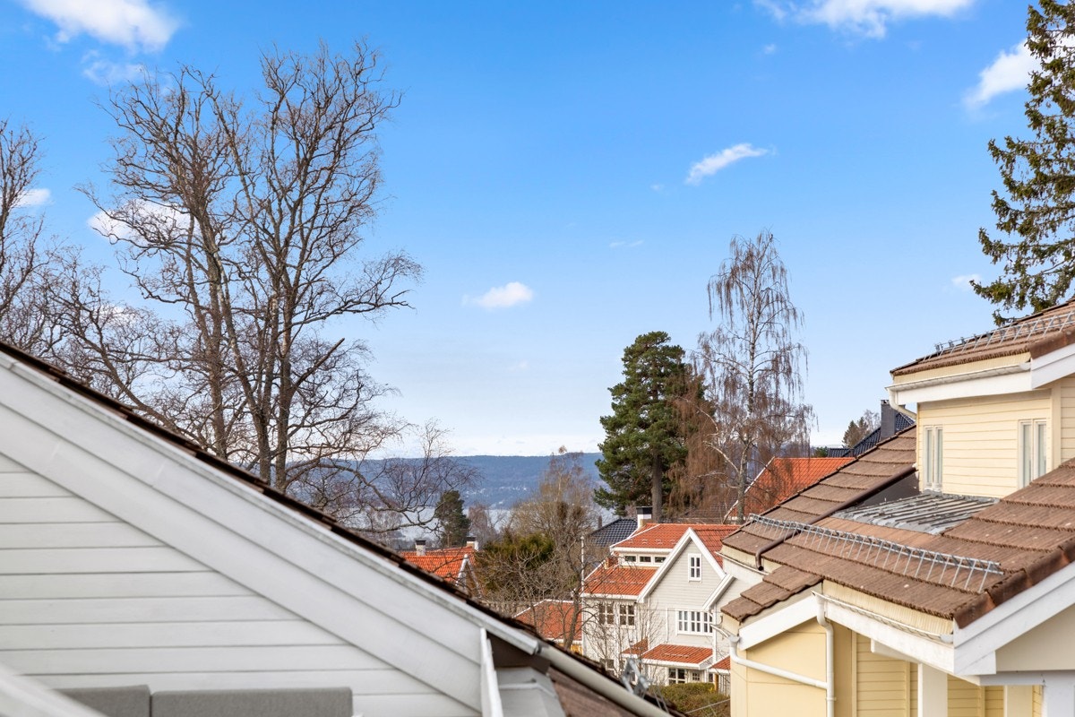 Fra terrassen kan man skimte fjorden. Galleribilde