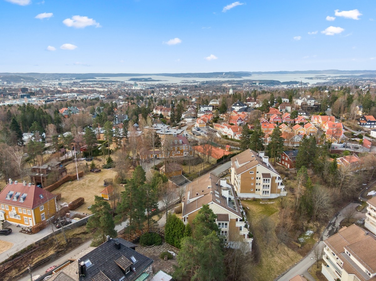 Gråkamveien 8B har en svært attraktiv beliggenhet i idylliske og barnevennlige omgivelser. Galleribilde