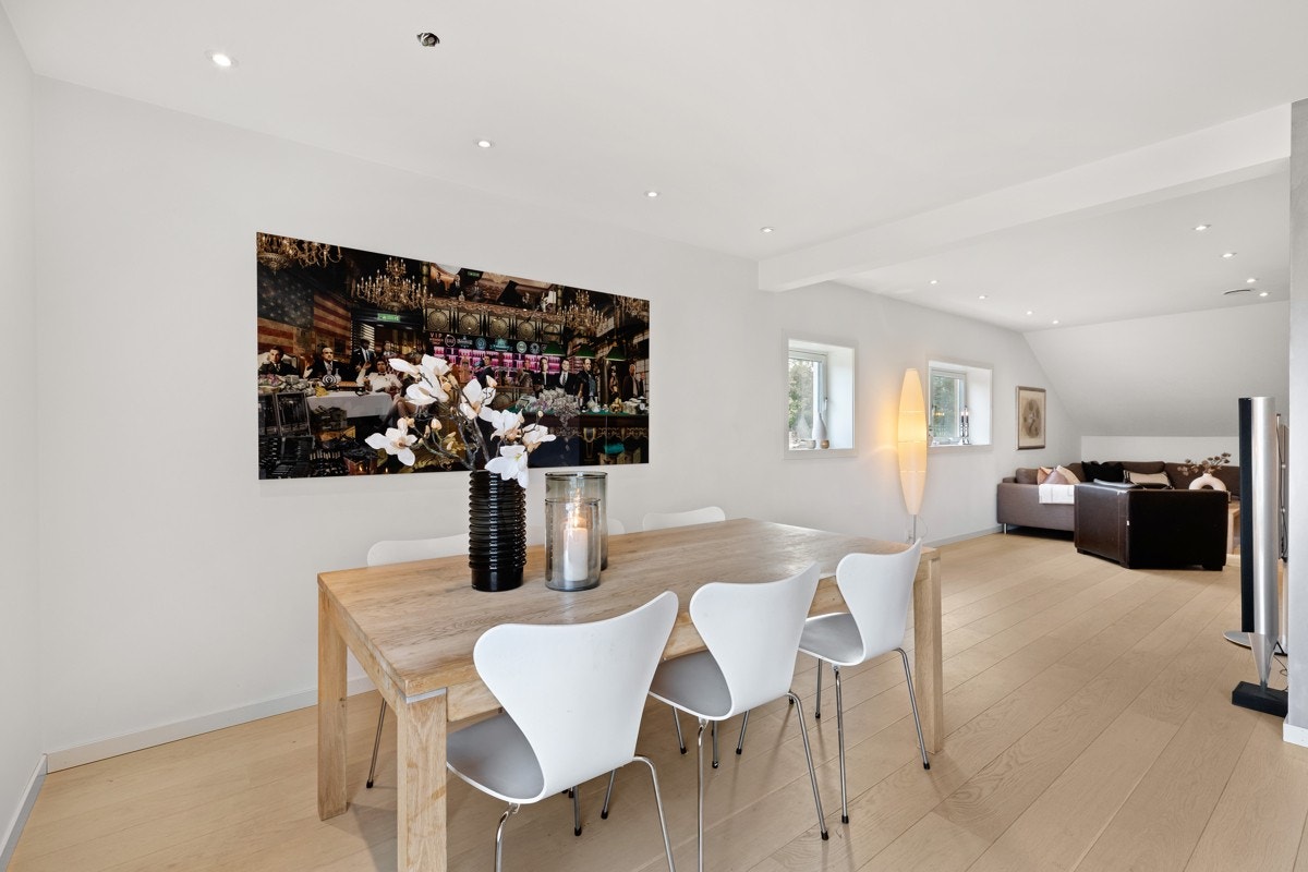 Stuen har fine, definerte soner og flere møbleringsmuligheter. Galleribilde