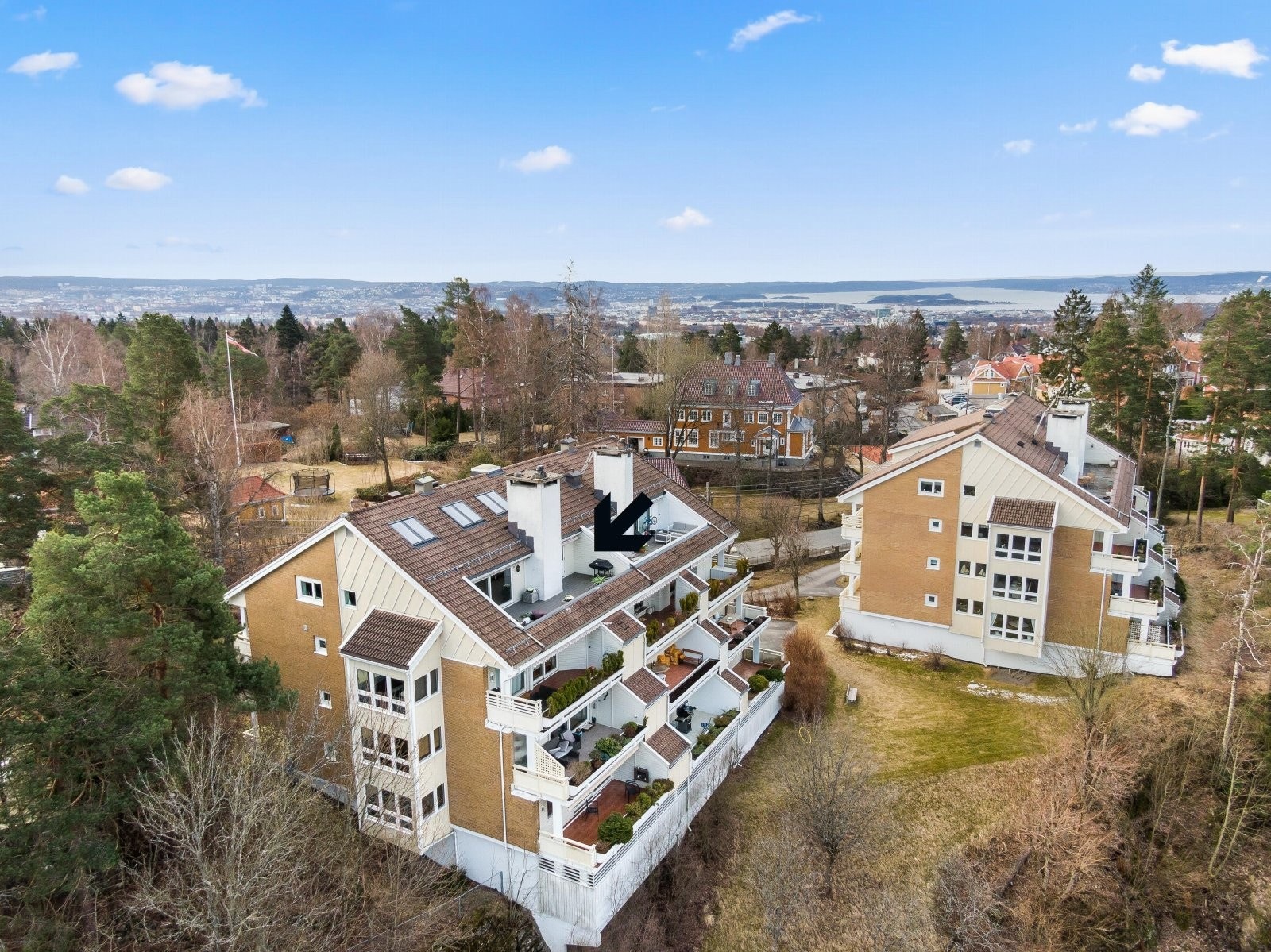 Leiligheten har en flott beliggenhet i sameiet, perfekt for deg som ønsker å bo rolig, men samtidig sentralt. Galleribilde