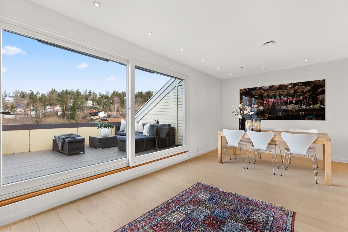 Fra stuen er det utgang til en fantastisk terrasse på 30 kvm. med bod. Galleribilde