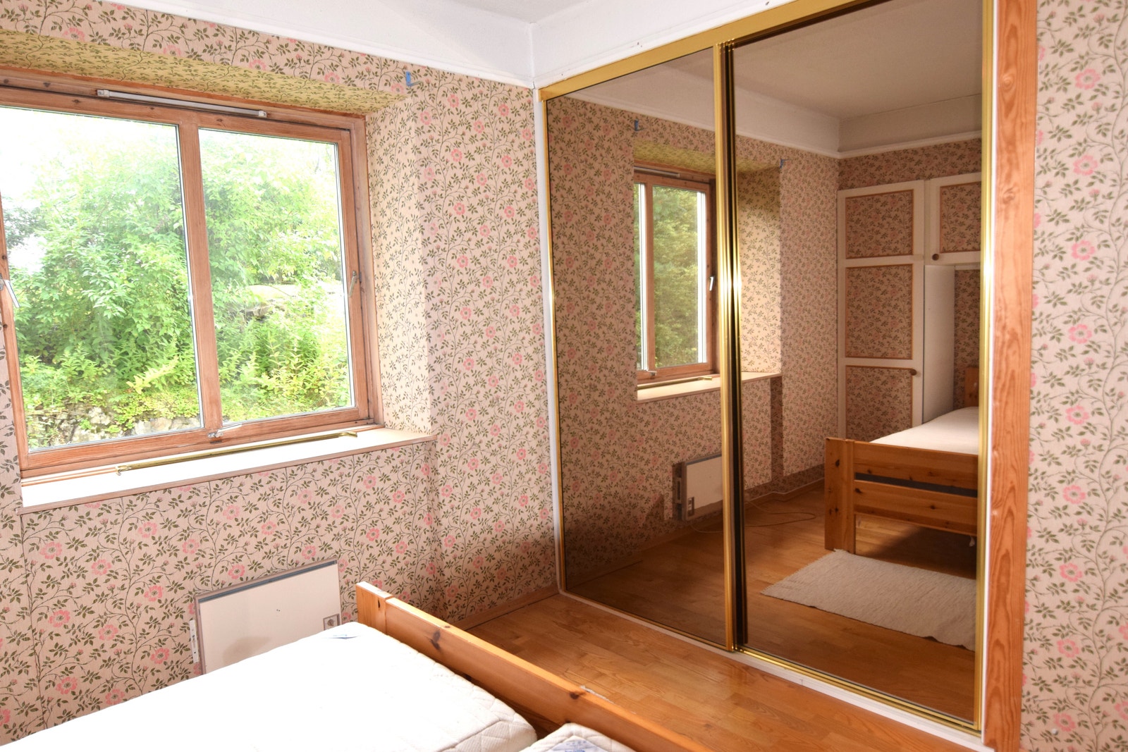 Soverom med skyvedørsgarderobe 1 etg. Galleribilde