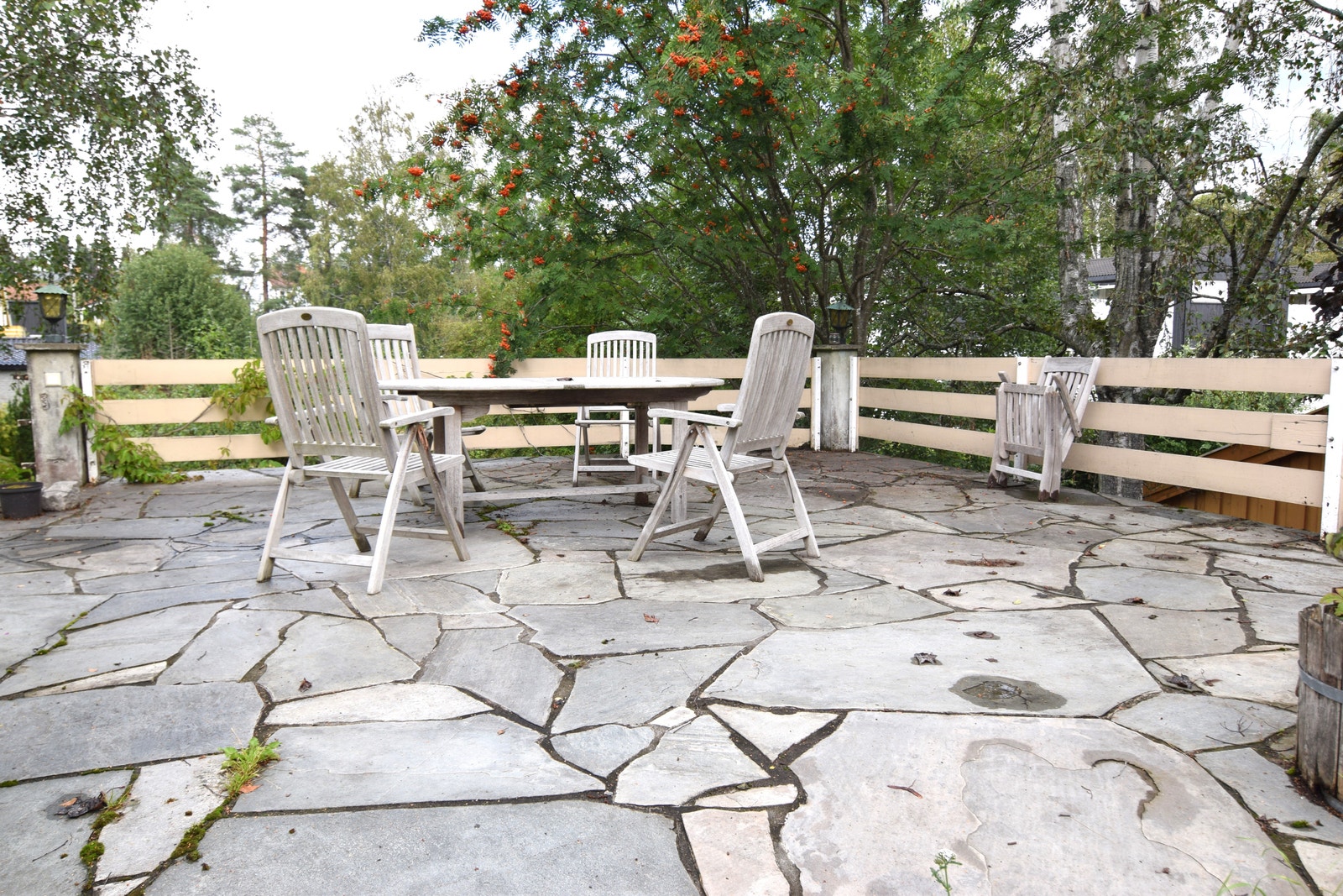 Hellelagt uteplass. Galleribilde