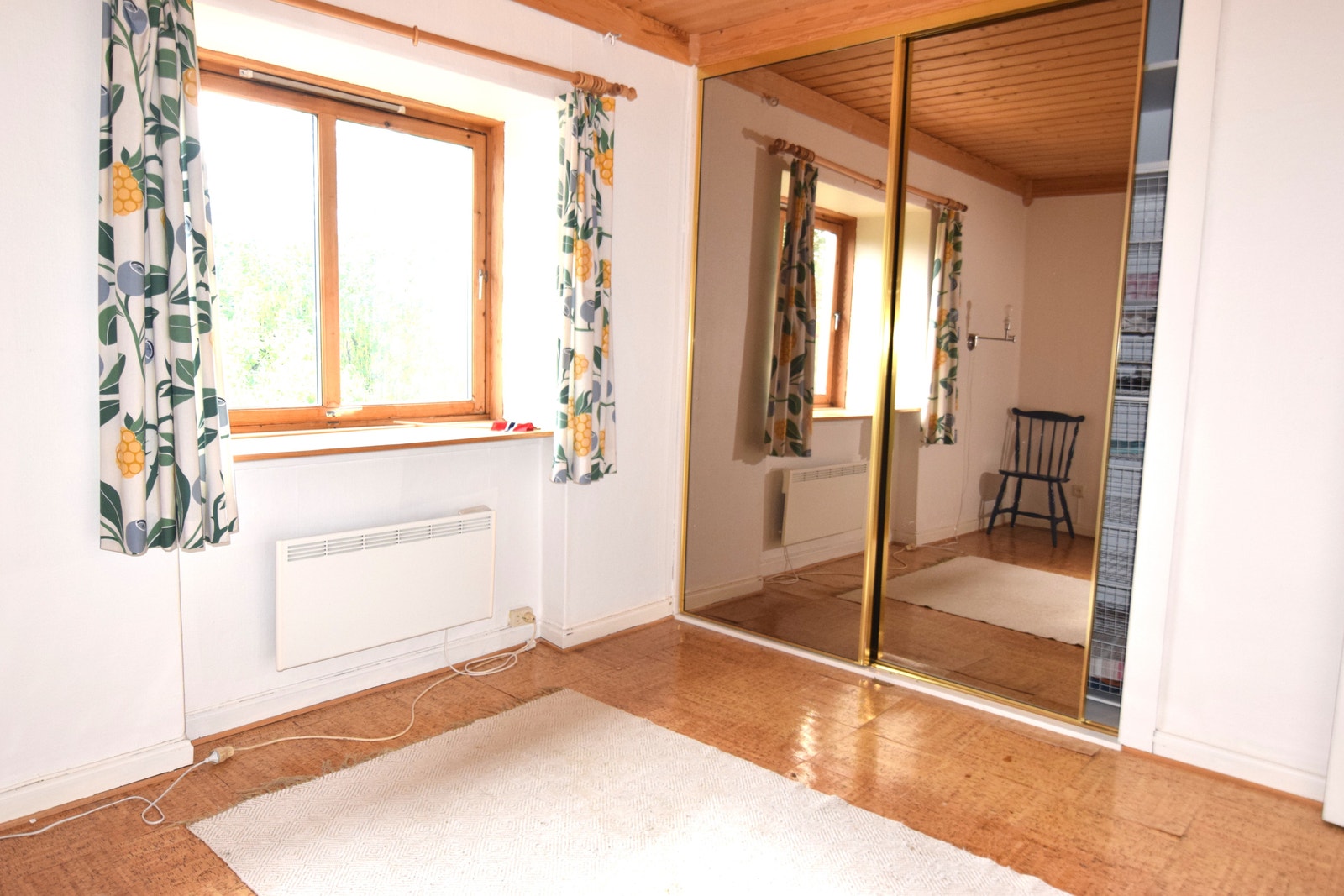 Soverom med skyvedørsgarderobe 2 etg. Galleribilde