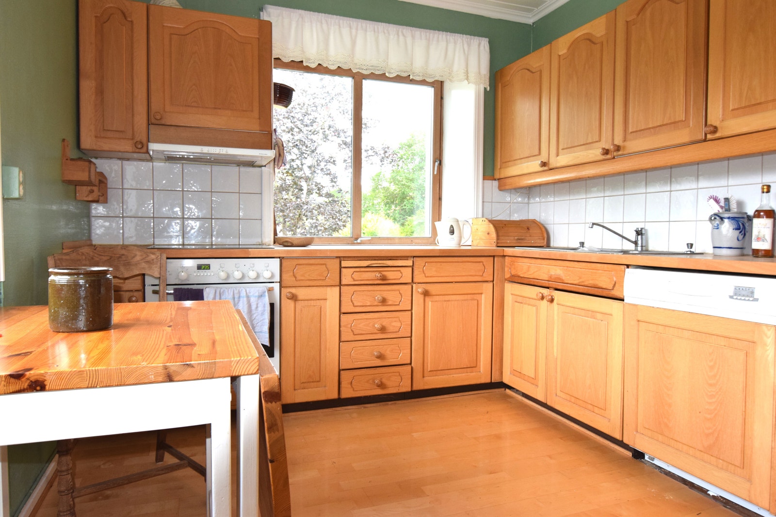 Kjøkken med spiseplass. Galleribilde