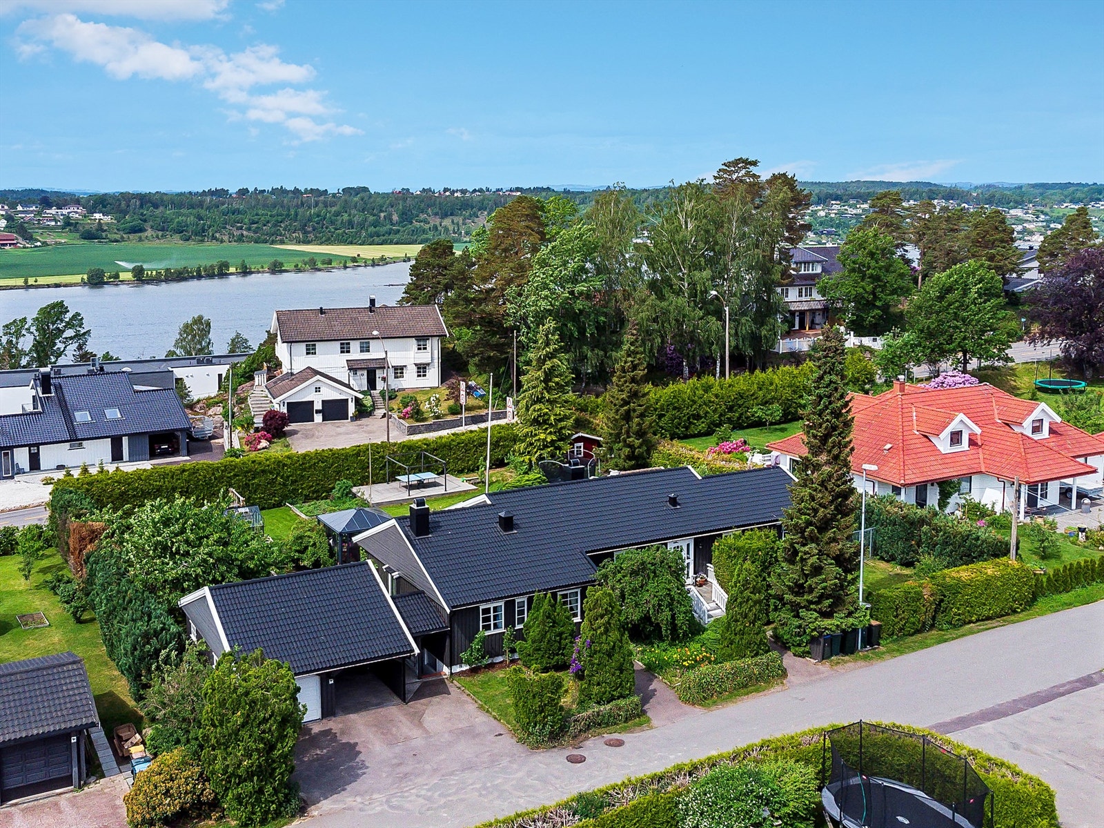 Kort avstand til skole, barnehage, butikk, buss, skog/turterreng og sjø/bademulighet - alt i nærheten Galleribilde