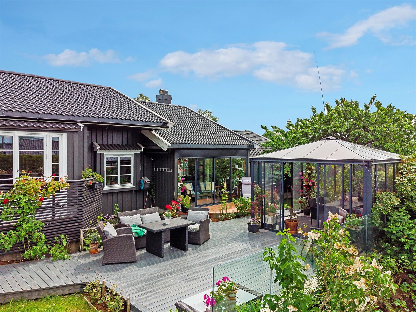 Flere solrike terrasser og uteområder og herlig oppholdsplass i en hagestue på sommerkveldene. Galleribilde