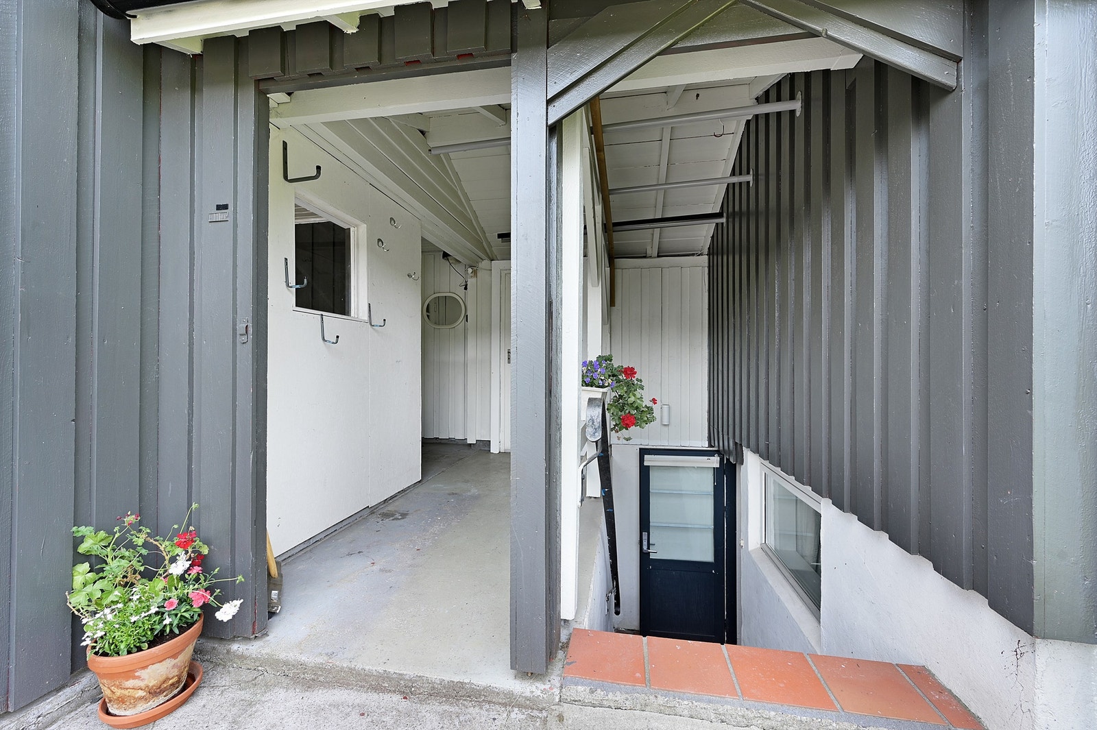 Overbygg inngang garasjedel og nedgang kjellerdel Galleribilde