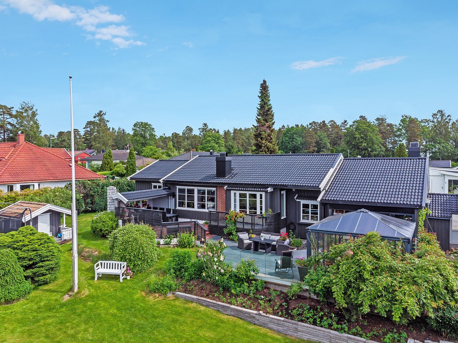 Velkommen til Rugdeveien 12 - En meget innholdsrik, velholdt og innbydende enebolig - nær sjø og strand Galleribilde