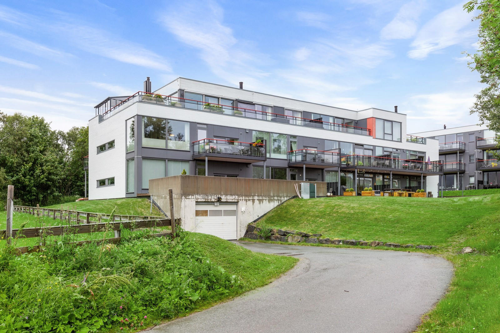Borettslaget betaler avdrag i dag med en bra nedbetalingsplan. Blant annet kommunale avgifter, byggforsikring, gressklipp, måking av snø etc. inkluderes i felleskostnadene