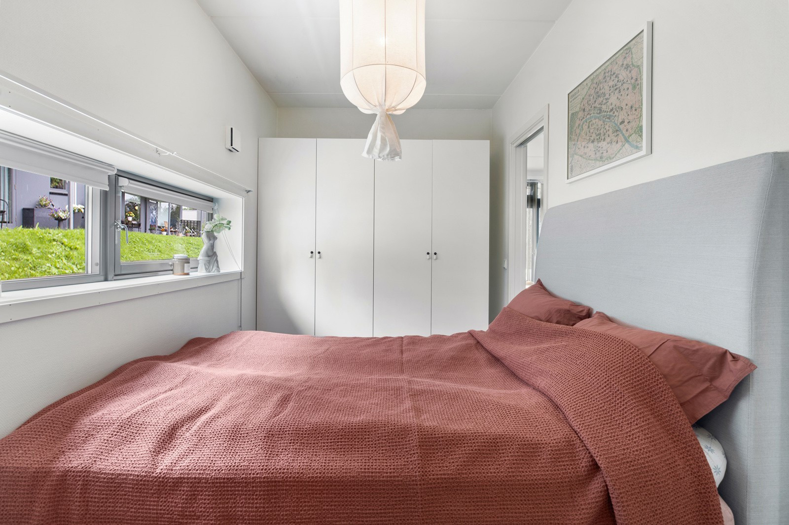 Hovedsoverommet er romslig med plass til stor seng og diverse oppbevaringsmøbel