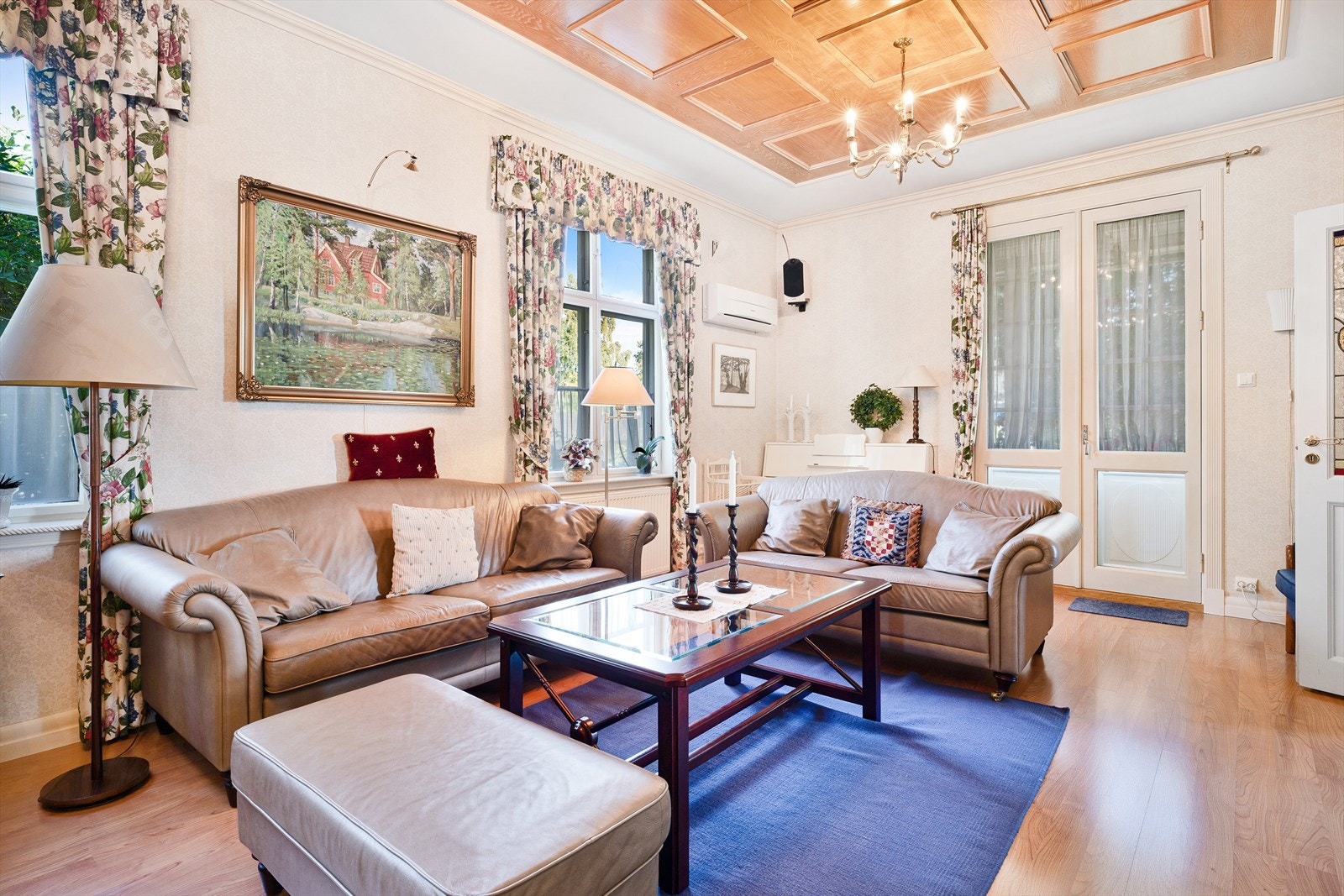 Stuen har flere gode muligheter for møblering. Utgang til veranda. Galleribilde