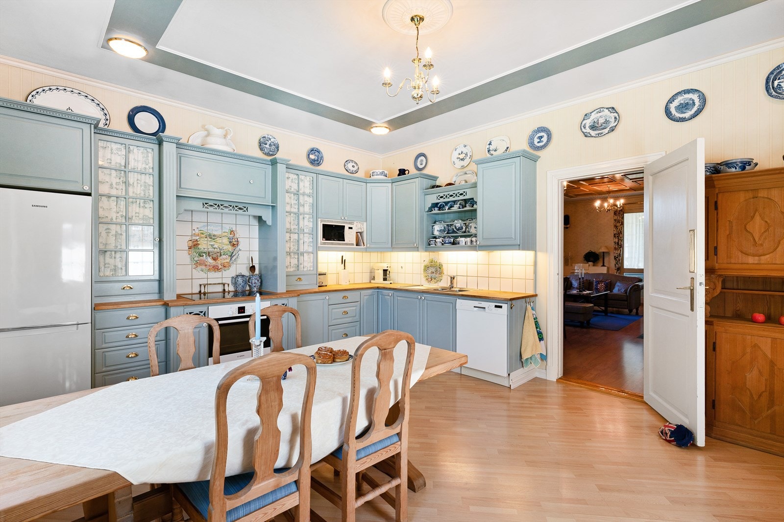 Kjøkkenet er av fin størrelse med god plass til spisebord og stoler. Galleribilde