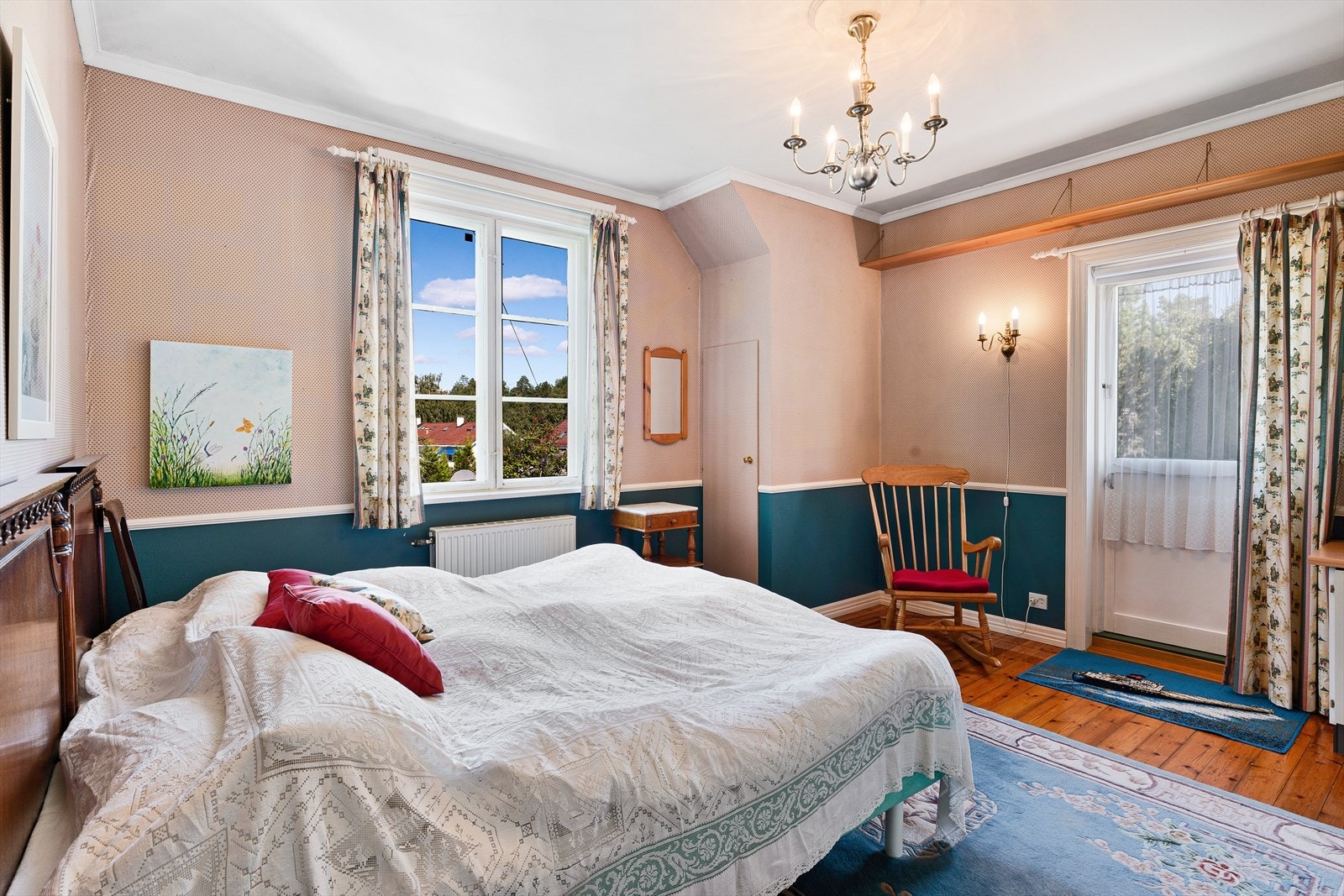 Romslig soverom. Galleribilde