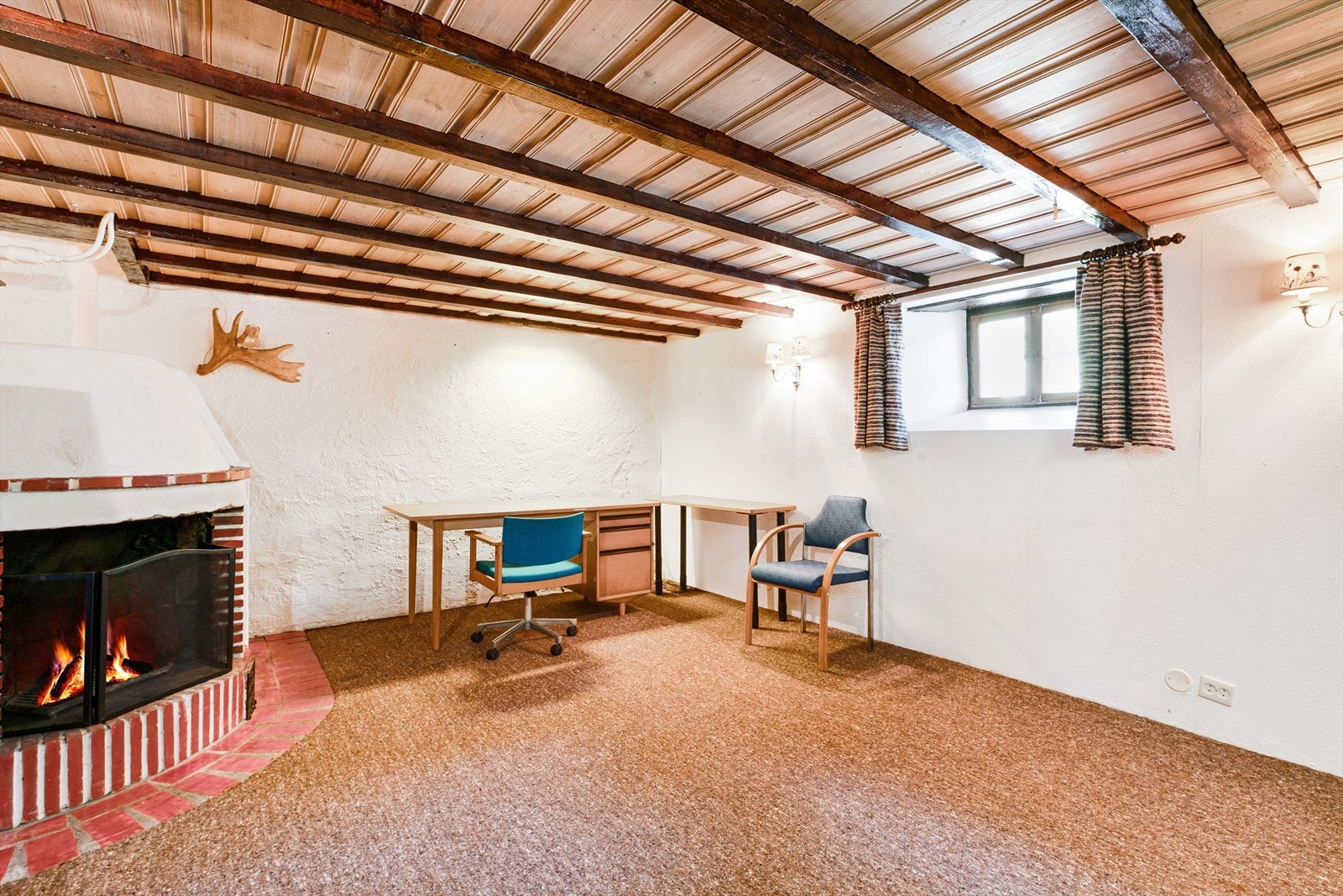 Kjellerstue. Takhøyden er målt til 2,04 m. Galleribilde