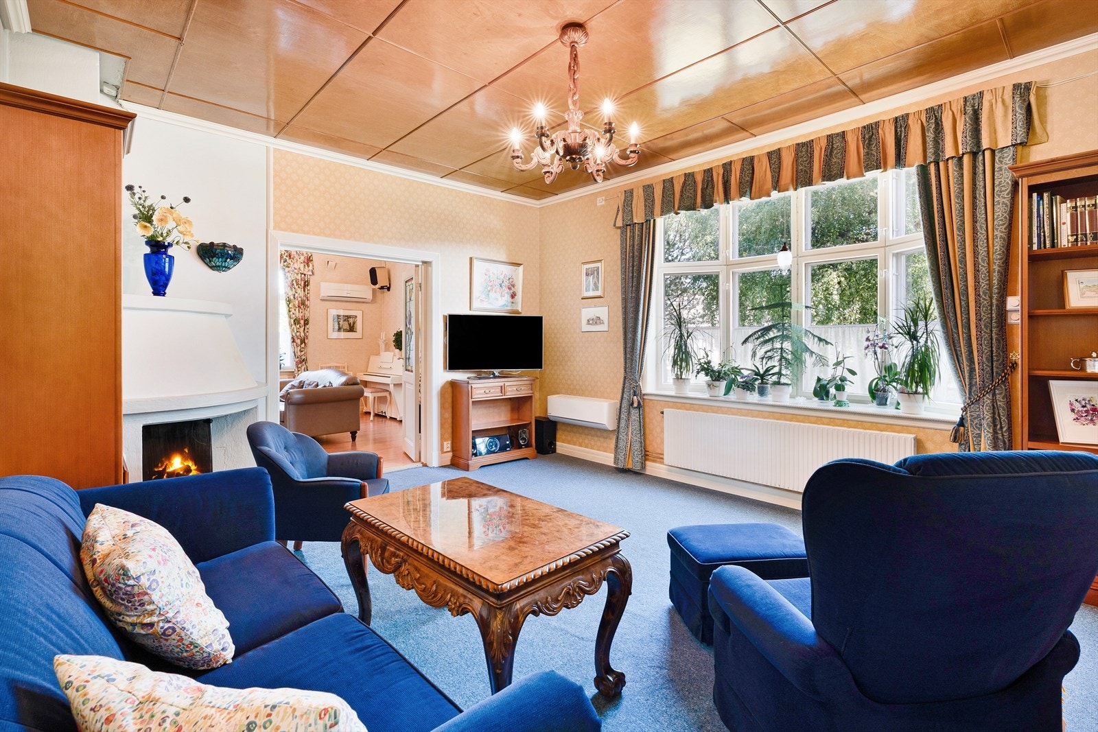 Tv-stue med peis og gode muligheter for innredning. Galleribilde