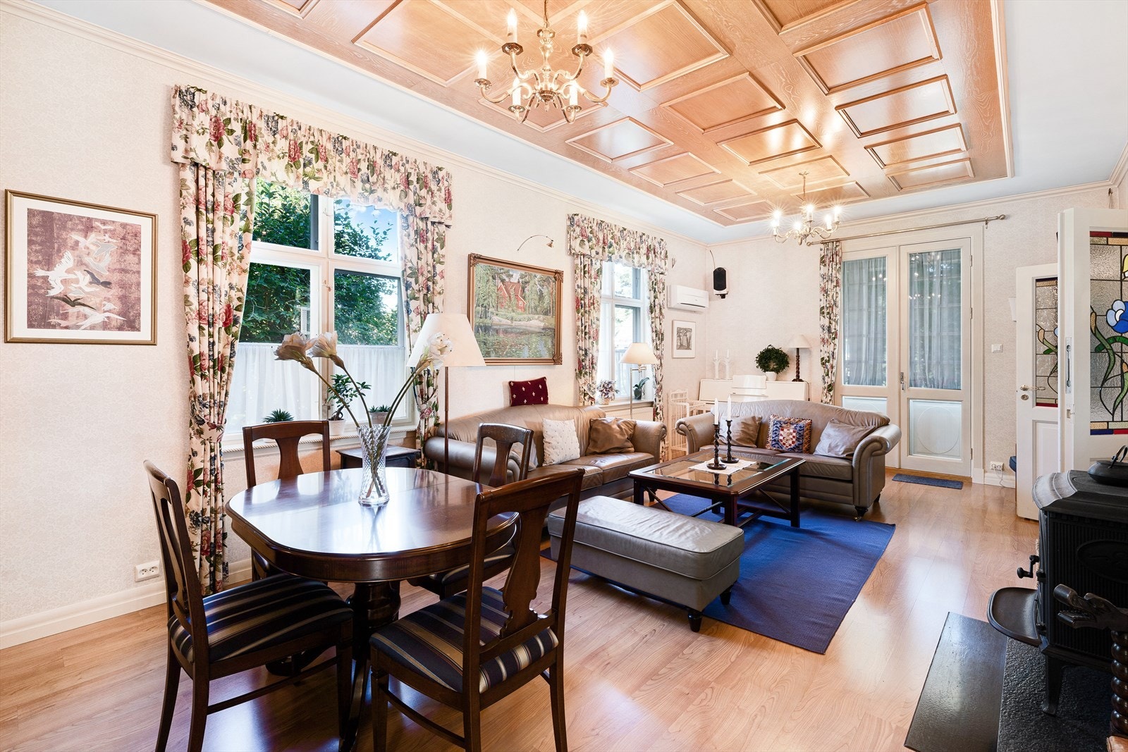 Romslig stue med gode lysforhold. Galleribilde