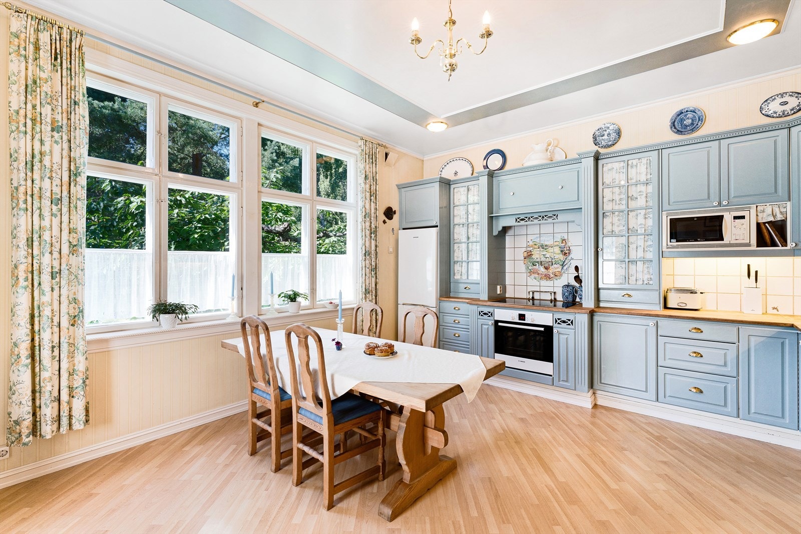 Stort spisekjøkken med god skap- og benkeplass. Galleribilde