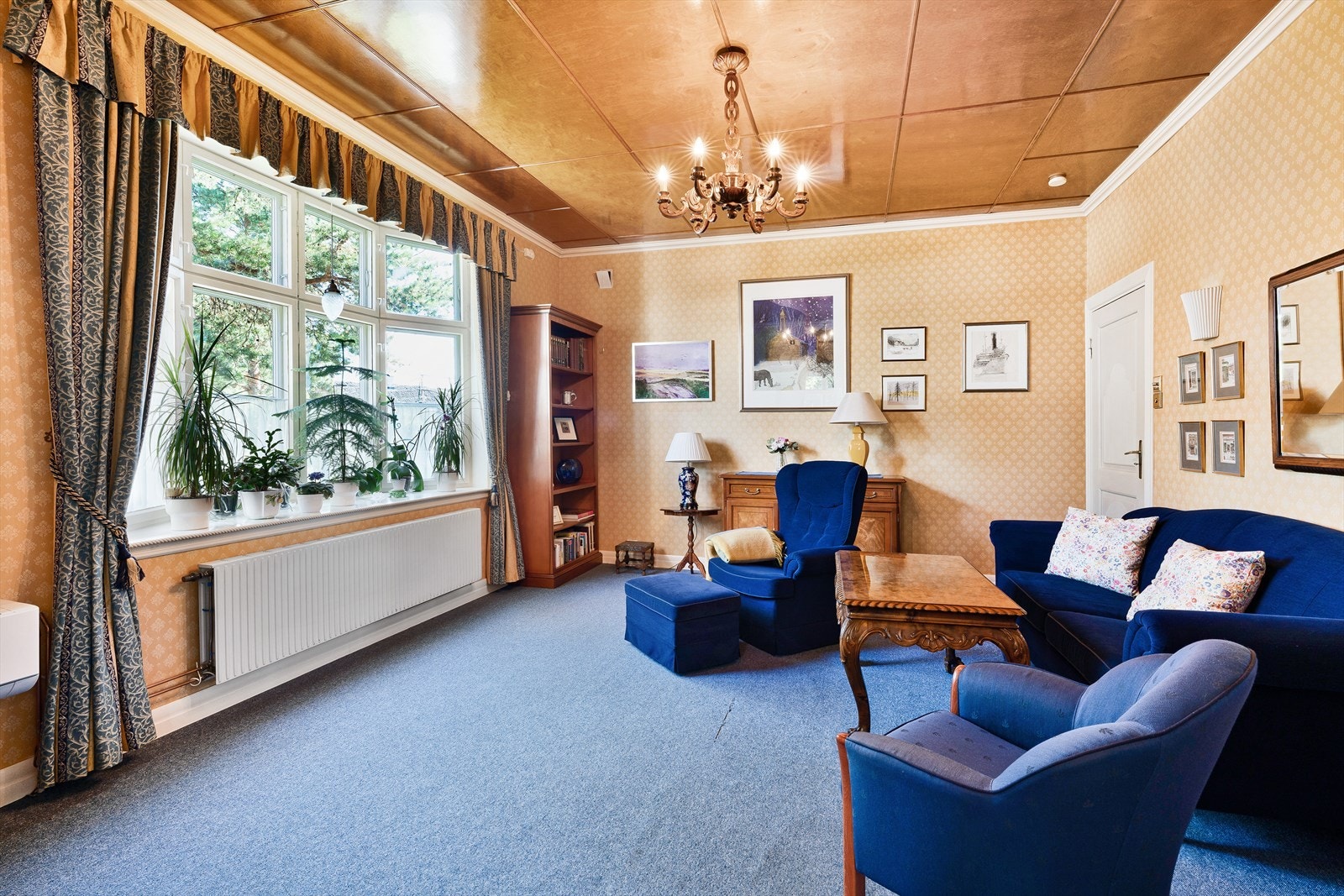 Den generøse takhøyden er gjennomgående for alle oppholdsrommene i 1.etasjen. Galleribilde