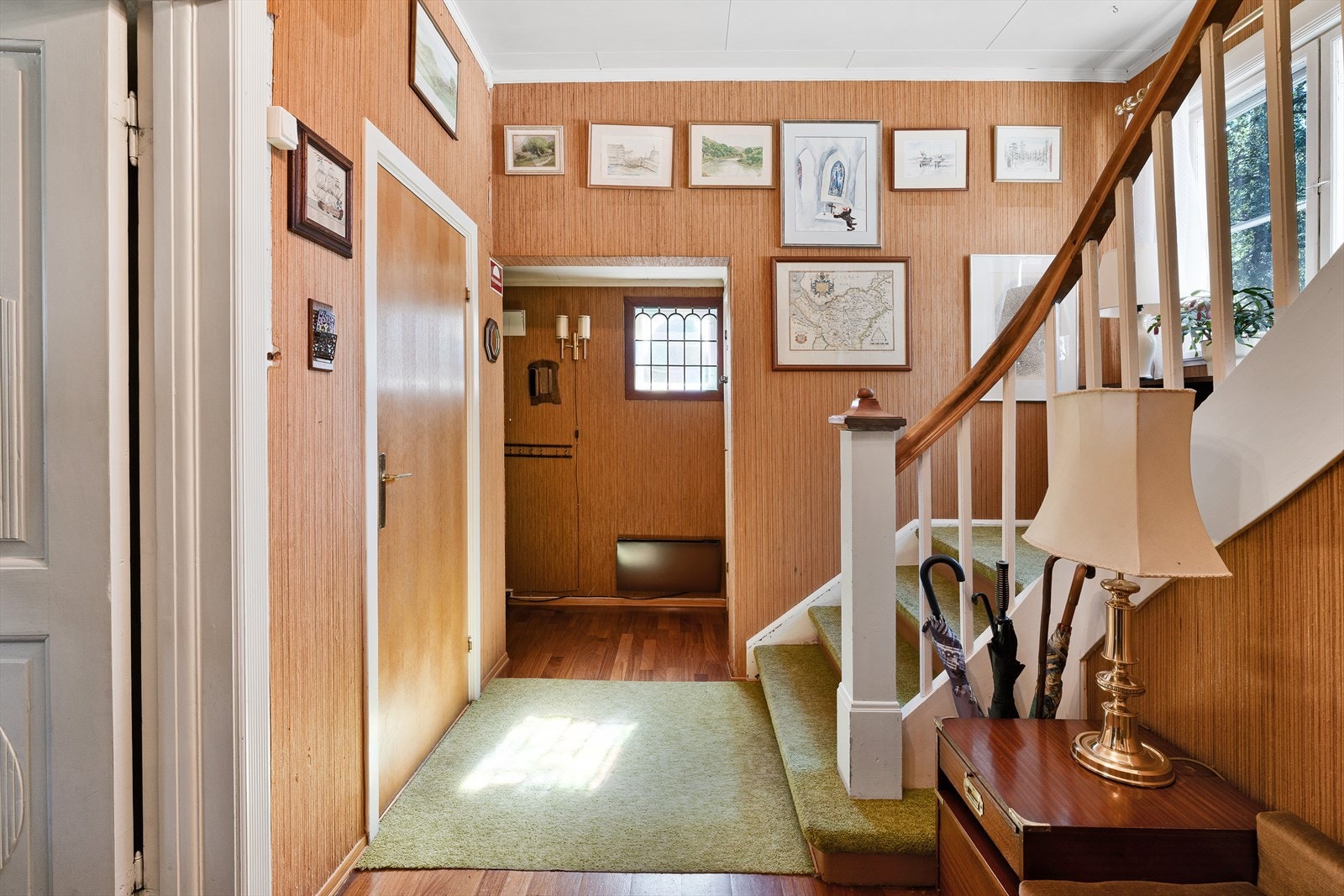 Fra entré/vindfang har du adkomst til boligens 2. etasje. Galleribilde