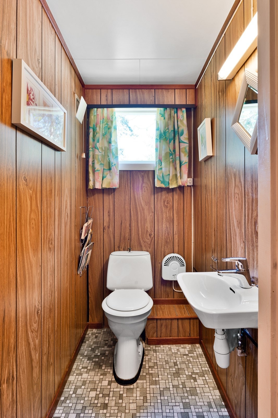 Toalett i 1. etasje med servant, speil og lys. Galleribilde