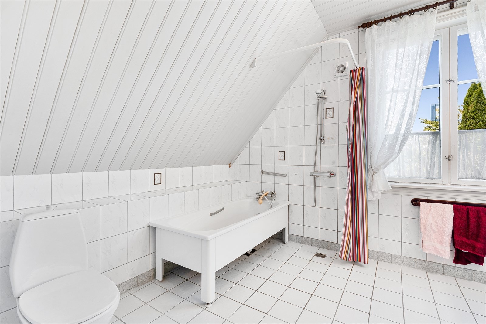 Badet er praktisk beliggende i nærheten av alle soverom. Galleribilde