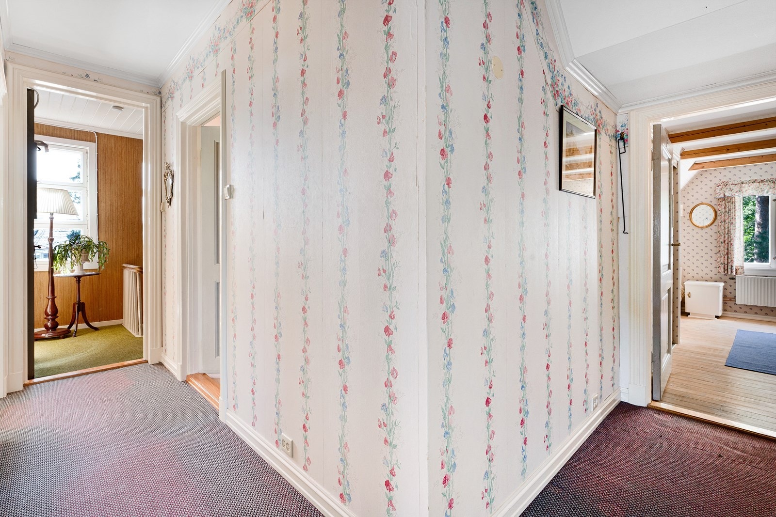 Boligens 2. etasje inneholder 3 soverom og syrværelse. Galleribilde