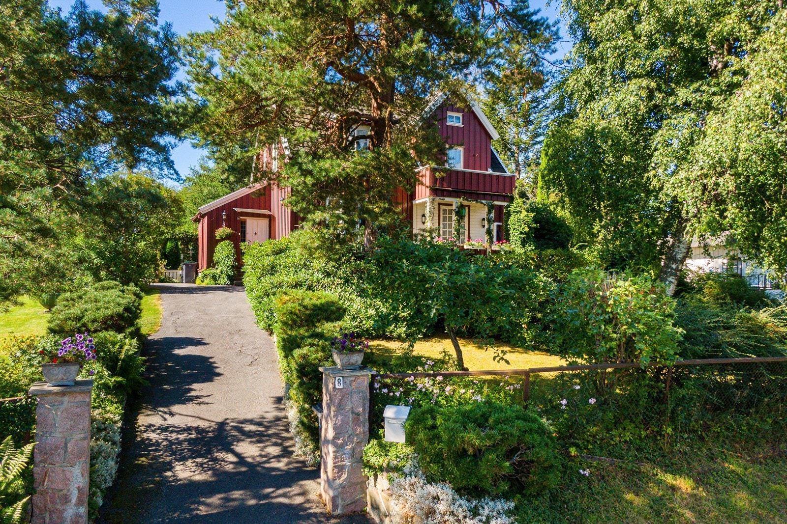 Frodig innkjørsel. Galleribilde