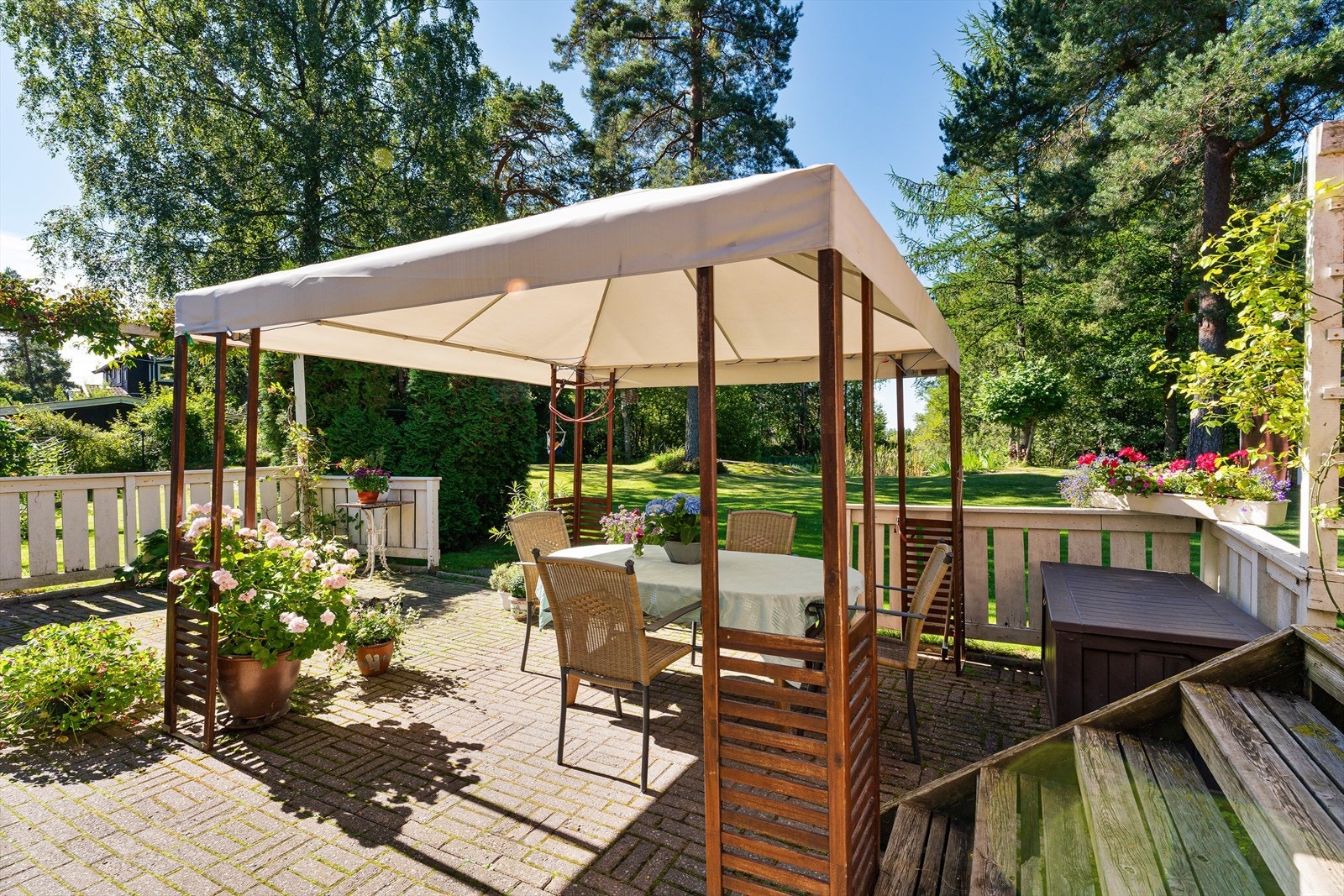 Grønt og skjermet med gode solforhold. Galleribilde