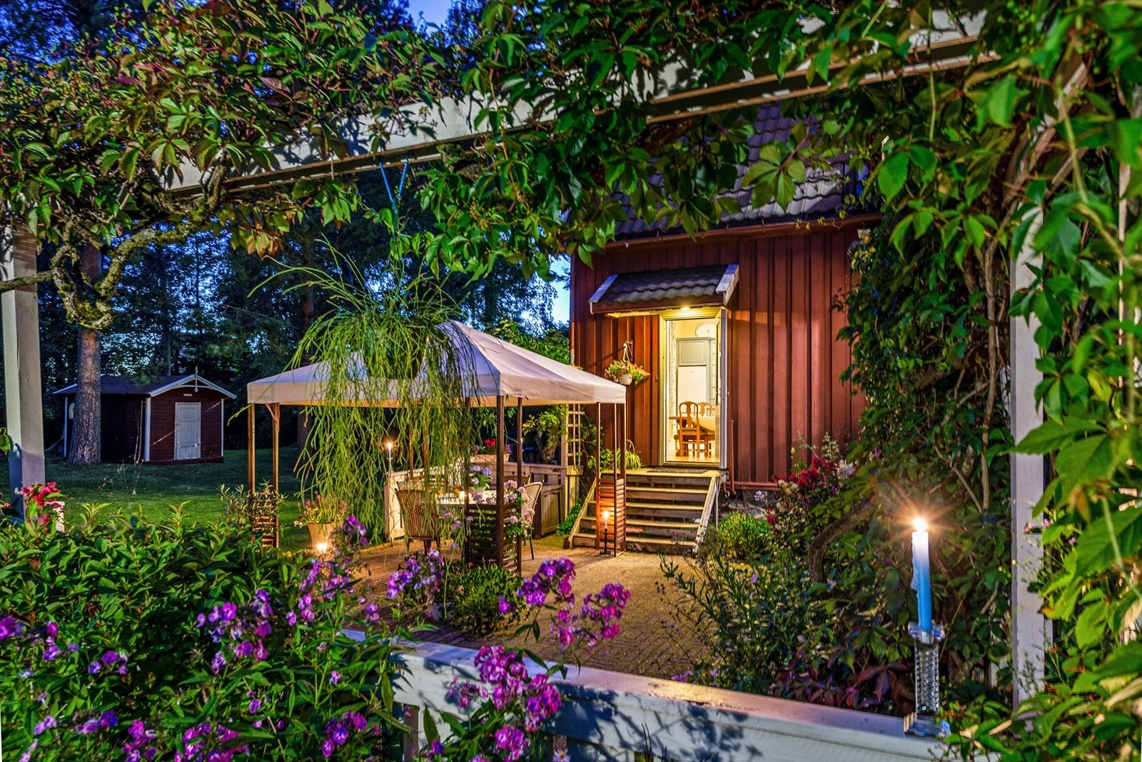 Uteplassen kan benyttes fra morgen til kveld. Galleribilde